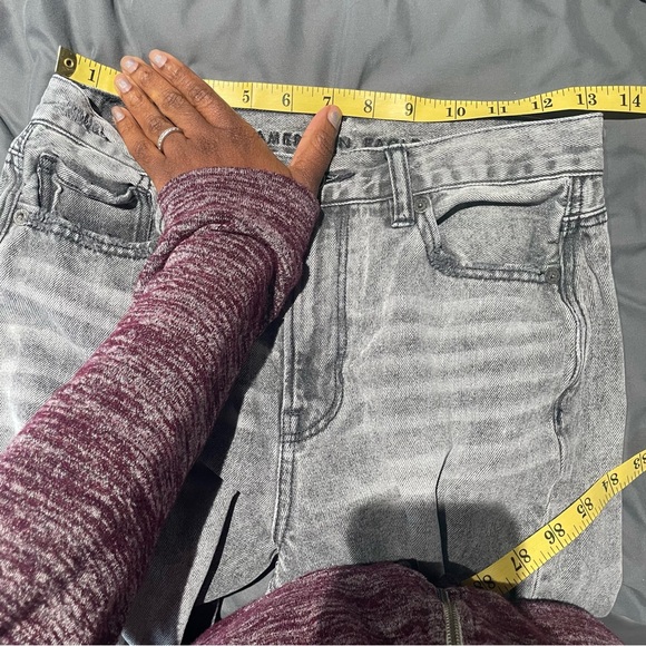 American Eagle ripped mom jeans black wash gray denim NWOT size 4R - Picture 10 of 13